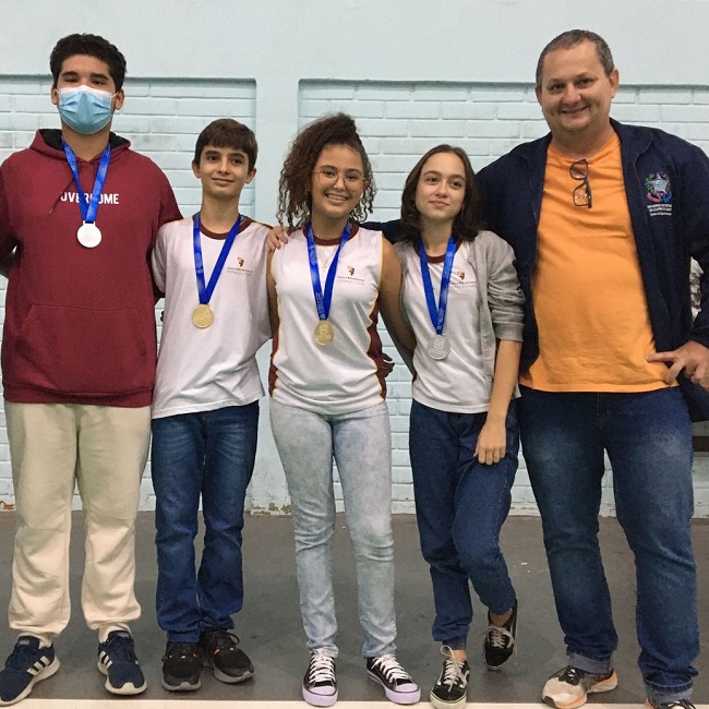 Alunos e famílias aprendem a jogar xadrez em aula da EMEB Ivo de