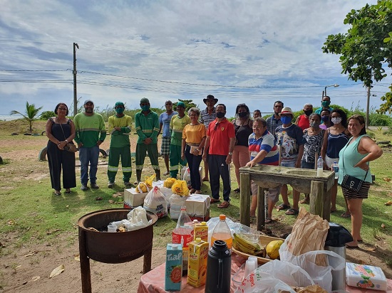 Comunidade de Fundão oferece café da manhã e cestas de natal a coletores de  lixo