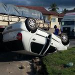 Motorista passa mal e capota carro em Ibiraçu