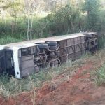 Ônibus capota em ibiraçu e dezoito ficam feridos
