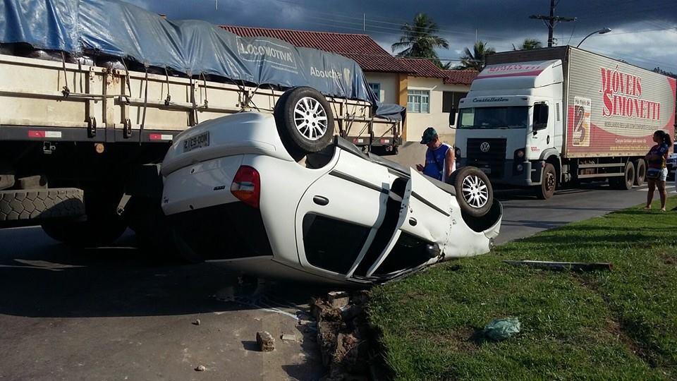 Motorista passa mal e capota carro em Ibiraçu