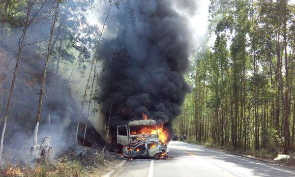 Continua parte 3: Acidente entre caminhão e Ford Ka deixa dois mortos em João Neiva