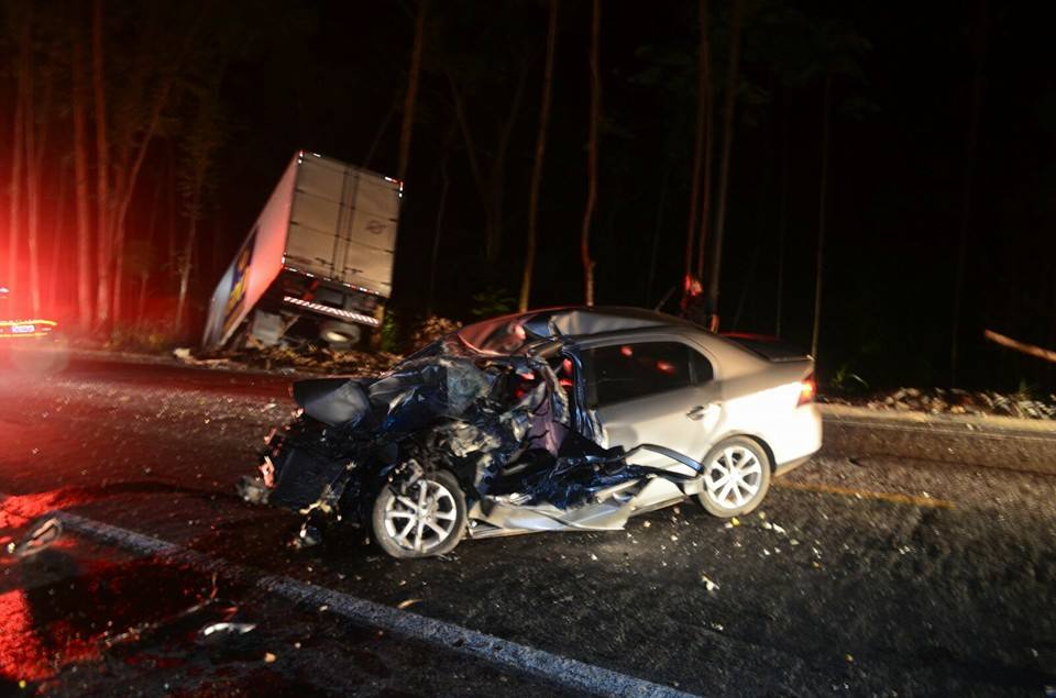 Acidente entre caminhão e Voyage deixa um morto e dois feridos